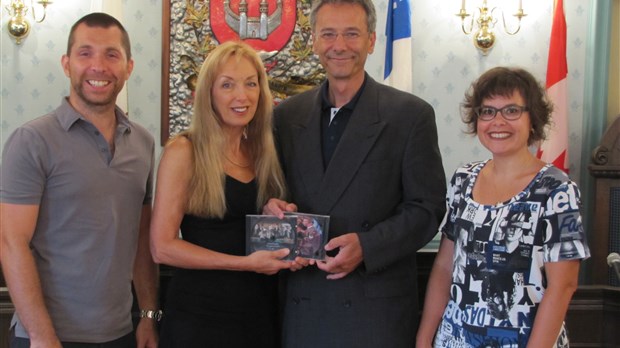 L’Atelier lyrique de Chambly remet un DVD souvenir à la Ville de Chambly